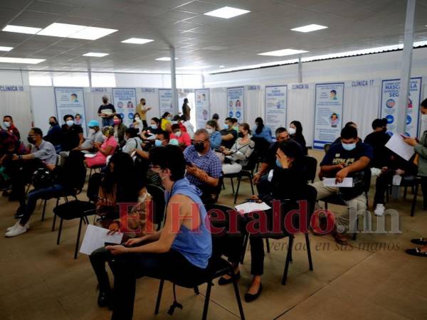 Centros de triaje habilitados en el Distrito Central están abarrotados de personas con problemas respiratorios buscando atención.