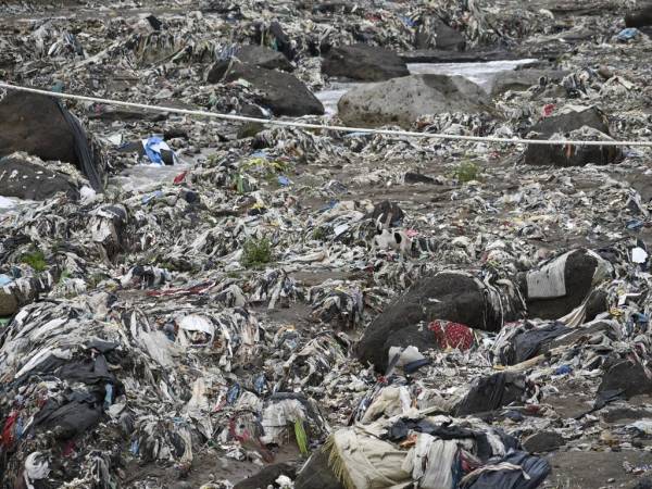 “’The Interceptor’ lo que hace es que captura todo el flujo de basura que va en el río y cuando baja el nivel del agua entonces ya se extrae toda esa basura que se acumula contra de la valla”, señaló Slat en la ribera del río.