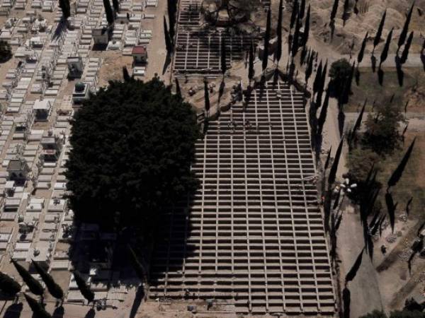 Las 700 fosas, de 1.70 metros de profundidad, estarán terminadas a finales de la semana próxima, detalló. Foto: AFP.