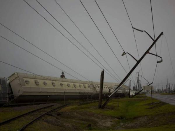 El alcalde Nic Hunter advirtió que no había tiempos programados para restaurar la electricidad y que las plantas de tratamiento de agua “fueron golpeadas”. Foto: Agencia AFP.