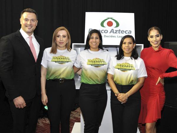 Ejecutivas de Banco Azteca junto a los presentadores en el lanzamiento de la promoción La Bóveda Millonaria.