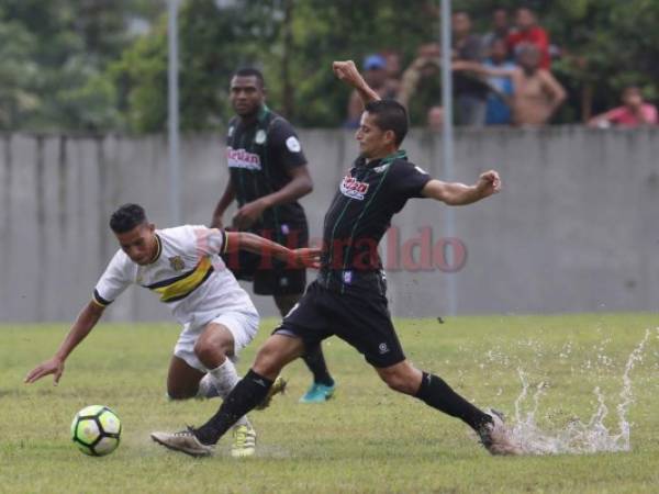 Oliver Morazán roba una pelota en la mojada cancha del óscar Peralta.