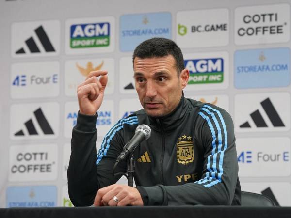 Lionel Scaloni fue y le dio dos abrazos a Claudio Vivas, director de selecciones nacionales en Costa Rica.