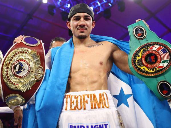 Teófimo López lució con mucho orgullo la Bandera de Honduras tras derrotar a Pedro Campa.