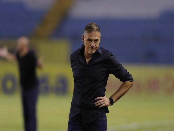 El entrenador de la ‘Jaiba Brava’, Hernán ‘La Tota’ Medina, en el campo de juego.