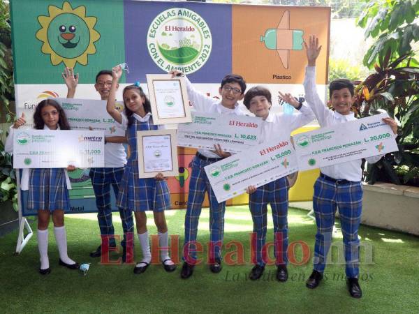 Los escolares recibieron con alegría los regalos que dio cada patrocinador de EAA.