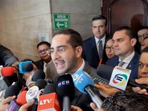 El diputado nacionalista Marco Midence junto a otro miembros de la bancada comparecieron ante los medios.