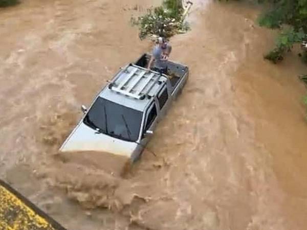 Vehículo fue arrastrado por la corriente de una quebrada en La Ceiba