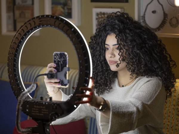 “Ha habido un movimiento social de verdad”, explica a AFP Doaa Gawish, que lanzó en 2016 The Hair Addict (La adicta del pelo, en inglés), un grupo de Facebook dedicado al pelo natural.