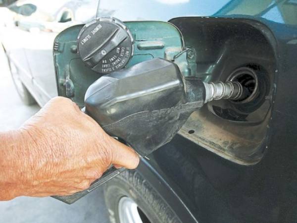 Los hondureños pagan más de 100 lempiras por el galón de gasolina superior, 91 la regular y 85 el de diésel.