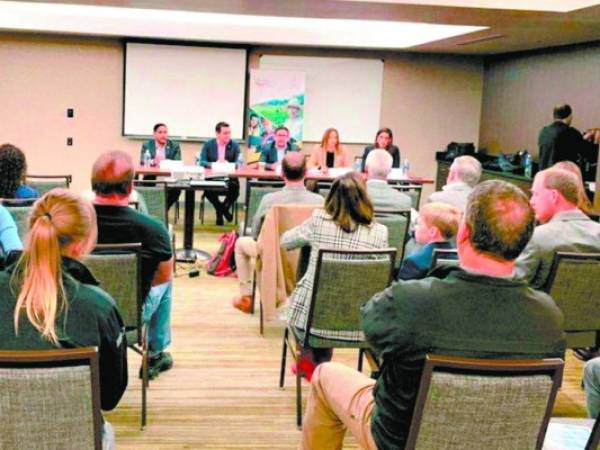 Nelly Jerez, vicecanciller de la República; Carlos Madero, ministro del Trabajo; y Dana Deree, cónsul de EUA, en reuniones con empresarios.