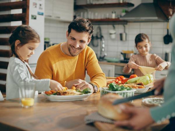 Límite sus salidas. Comer en restaurantes no solo es caro, también puede ser poco saludable.