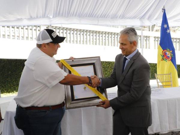 La pasión por el fútbol es algo que siempre ha caracterizado al alcalde de la ciudad de “Buen Corazón”. Ayer sostuvo una ceremonia en la que galardonó al señor Reinaldo Rueda.