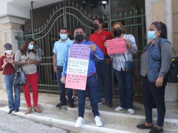 Los maestros protestaron frente a la Secretaría de Finanzas.