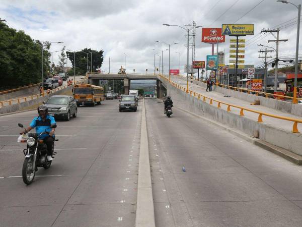 El puente se ubica frente a la tercera entrada de la colonia Kennedy y sirve para hacer un retorno e ingresar a este sector residencial.