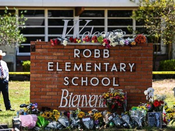 Monumento en honor a los fallecidos en el tiroteo en una escuela primera de Texas. Sus víctimas ascienden a 19.