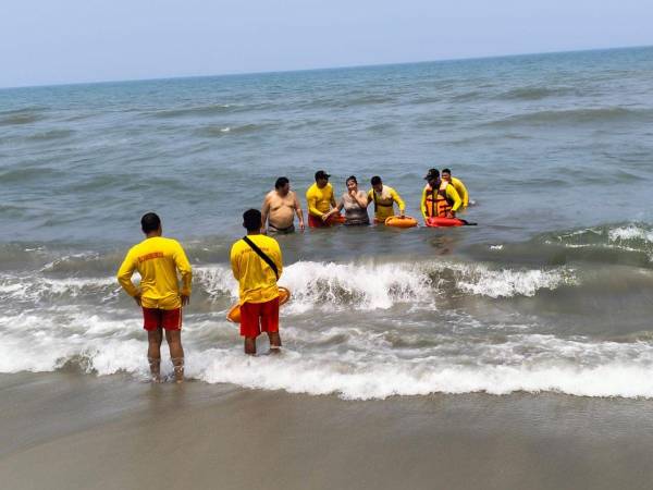 Varios hondureños se salvaron de morir ahogados durante las vacaciones de Semana Santa 2024. Algunos por inexperiencia al nada, otros por no esperar el tiempo prudencial después de comer y otros por no tomar las medidas respectivas ante las crecidas. A continuación las imágenes.