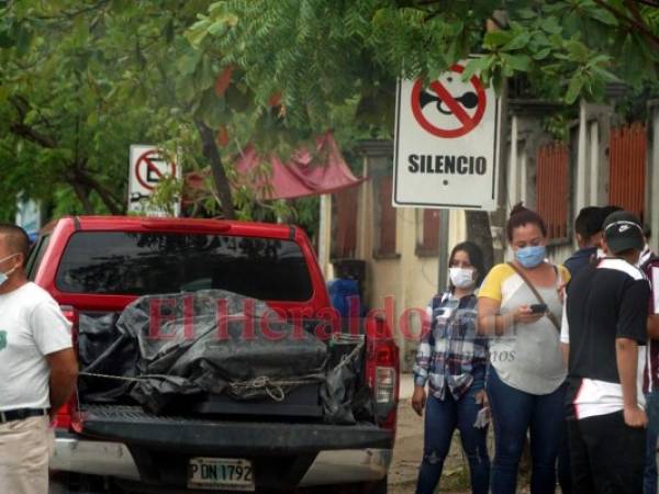 Una de las familias regresó uno de los cuerpos al Mario Rivas.