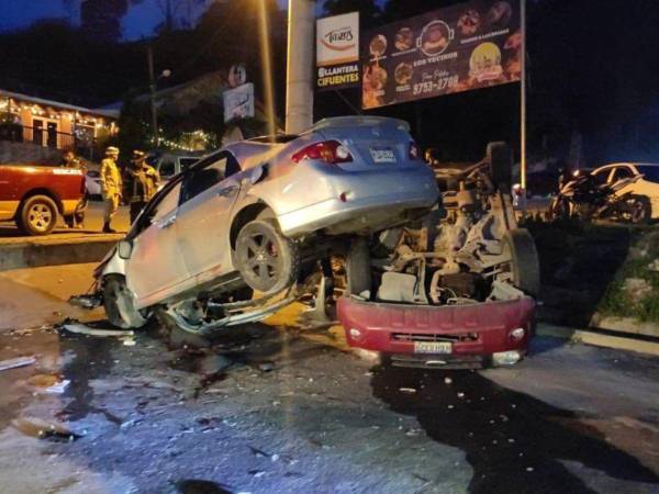 Wilson Bonilla fue a impactar con otro automotor que se desplazaba por la zona. Producto de la colisión, los dos ocupantes del vehículo rojo resultaron heridos.