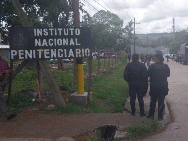 Las imágenes muestran el caos y la tensión que se vivió durante una reyerta mortal en el Centro Femenino de Adaptación Social (CEFAS). El personal penitenciario y de seguridad, así como los bomberos se encuentran en el lugar tratando de controlar la situación.