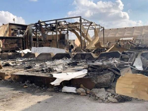 Soldados estadounidenses inspeccionan el lugar que fue bombardeado por Irán la semana pasada en la base aérea Ain al-Asad en Anbar, Irak, el lunes 13 de enero de 2020. (AP Foto/Ali Abdul Hassan)