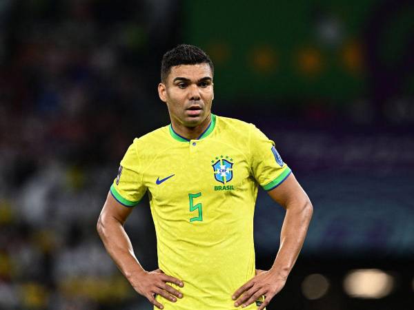 Casemiro con la mirada perdida durante el juego entre Croacia y Brasil.