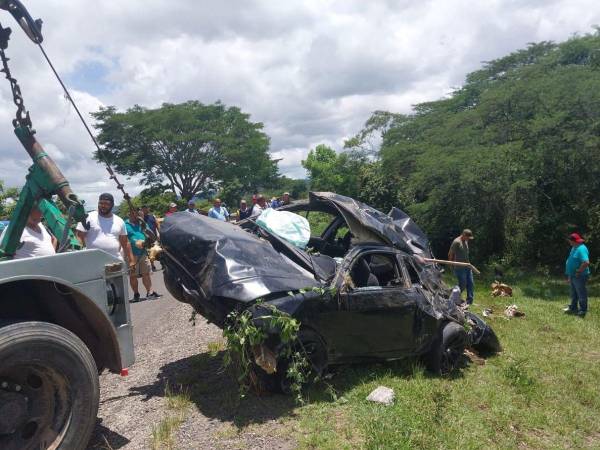 En la mañana de este domingo -30 de julio- se reportó un trágico accidente en la carretera que conduce al departamento de Olancho, a la altura de Talanga, cuando dos personas identificadas como Carlos Sánchez Carías (33) y José de Jesús Cruz (53) se conducían a bordo de un vehículo perdieron el control de este y se fueron directo a una hondonada. A continuación las imágenes que dejó el accidente...