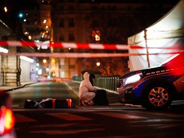 Un oficial de policía forense trabaja en el lugar de un apuñalamiento en París el 2 de diciembre de 2023.