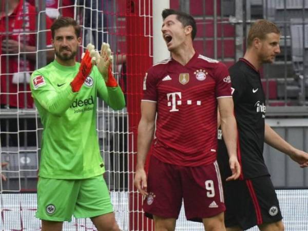 Robert Lewandoski lamentando una jugada ante el Frankfurt.