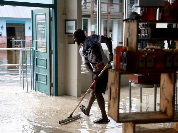 Las personas comenzaron a sacar el agua de sus viviendas y tiendas.