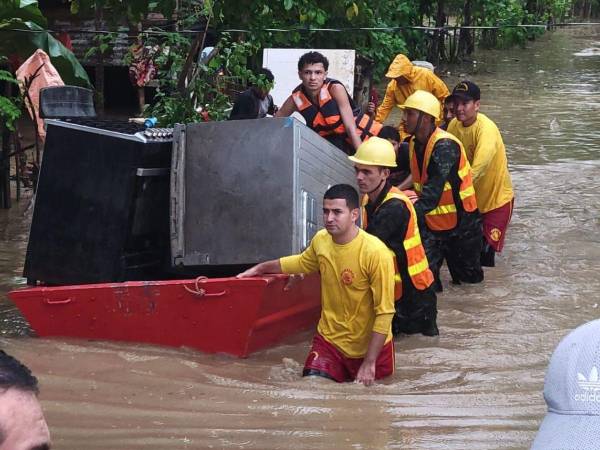 En las colonias San Isidro y Alameda en El Progreso, Yoro, se realizaron evacuaciones en zonas donde el agua la cubría parte de las viviendas.