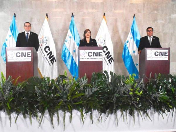 La consejera presidenta Ana Paola Hall acompañada de los consejeros Kelvin Aguirre y Julio Navarro.