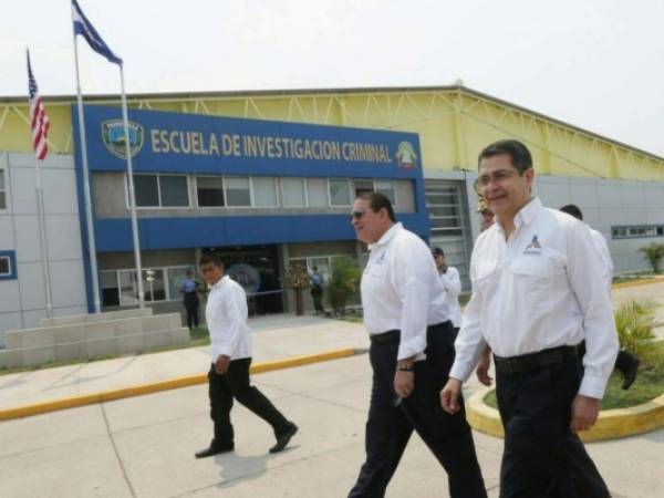 El presidente Juan Orlando Hernández a su llegada a la nueva Escuela de Investigación Criminal en Comayagua.