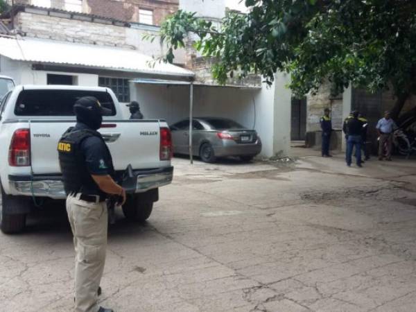 Elementos de la Agencia Técnica de Investigación Criminal llegaron hasta las instalaciones de la Policía Municipal en Tegucigalpa para decomisar armas y libros de ese ente.