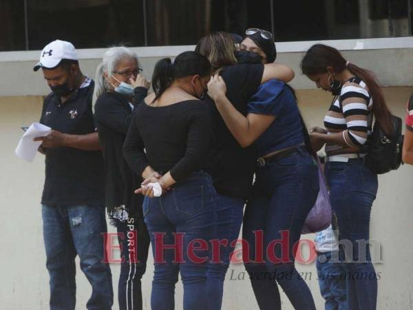 Sus familiares llegaron a Medicina Forense para poder retirar el cadáver del taxista Juan Carlos Villanueva Ortez.