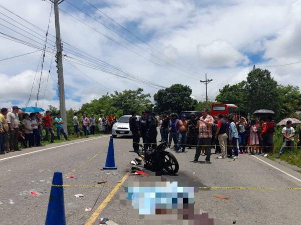 El cadáver del joven quedó tendido en el pavimento tras chocar con un autobús en Copán.