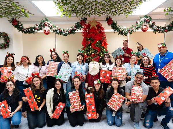 Los asociados de Walmart prepararon con dedicación cada regalo, pensando en la alegría de los niños.