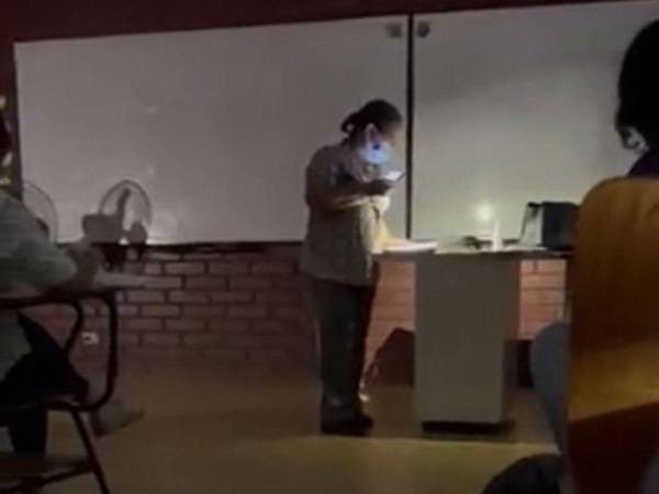 La docente hizo uso de una vela y el flash de su teléfono celular para impartir la clase.