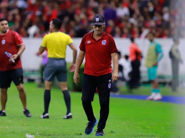 EL entrenador de los Albos lució incómodo durante todo el partido.