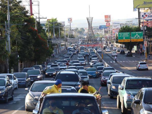 Los carriles del bulevar Centroamérica en dirección hacia el CCG permanecieron atestados de vehículos al igual que un tramo del bulevar Juan Pablo II por la protesta de empleados de Salud.