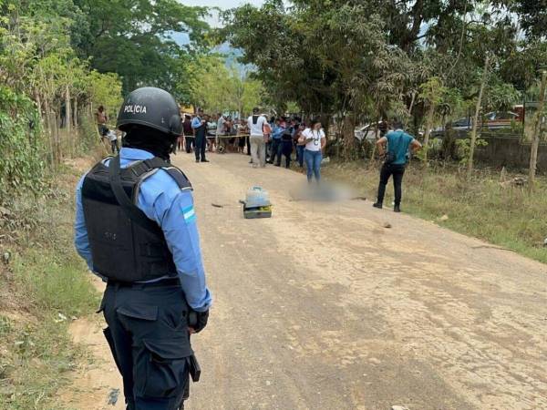 Autoridades policiales llegaron al lugar para acordonar la zona y dispersar a los curiosos.