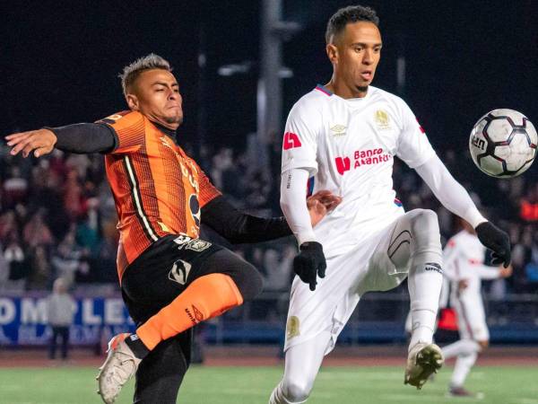 Yan Maciel y Darwin Cerén disputan la pelota en el amistoso entre CD Águila y Olimpia.