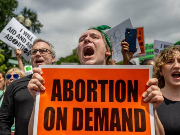 Cientos de personas protestan frente a la Corte Suprema de EEUU tras el fallo histórico de revocar el derecho constitucional al aborto.