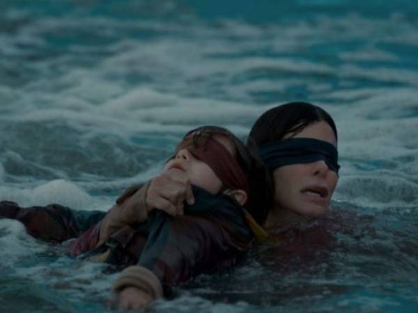 La actriz Sandra Bullock en una de las escenas más dramáticas de la película “Bird Box”. Cortesía Netflix