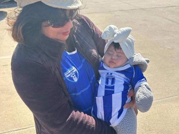 Esta bebé llegó a Dallas con un mameluco de la Selección Nacional, que en el pasado fue utilizado por su madre y su hermana mayor.