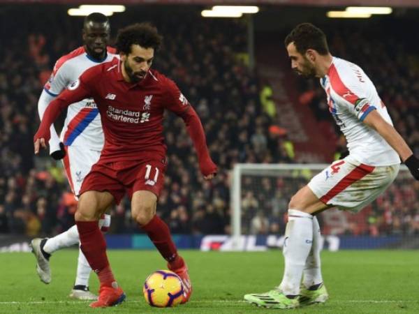 El mediocampista egipcio de Liverpool Mohamed Salah compite con el mediocampista serbio de Crystal Palace Luka Milivojevic (R) durante el partido de fútbol de la Premier League inglesa entre el Liverpool y el Crystal Palace en Anfield en Liverpool, noroeste de Inglaterra, el 19 de enero de 2019.