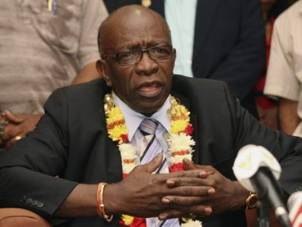 El suspendido ejecutivo de la FIFA Jack Warner durante una rueda de prensa en el aeropuerto de Puerto España, Trinidad y Tobago. Foto: Agencia AP.