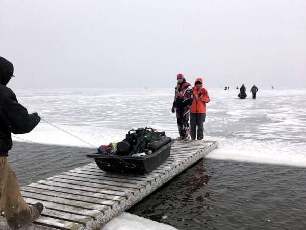 Preocupados de que algunos de los aislados en el hielo no fueran conscientes de la situación, las autoridades activaron un sistema de alerta a través de teléfonos móviles.