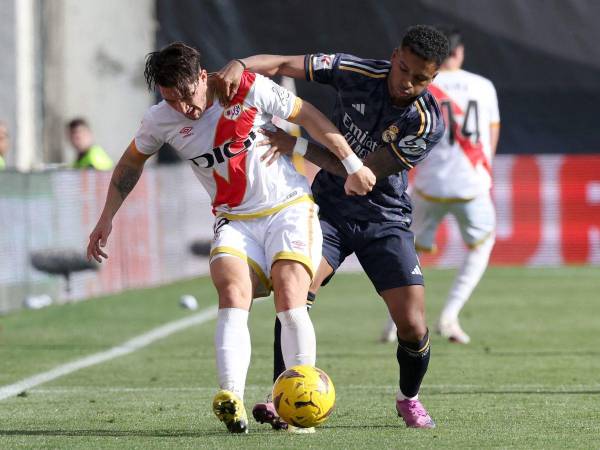 Joselu anota, pero Rayo Vallecano se aferra a no perder y logra el empate.