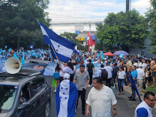 Partidos de oposición y sociedad civil realizó este sábado una quinta marcha que arrancó a las 2:00 de la tarde en la ciudad de San Pedro Sula, bajo el lema “Por Honduras”.